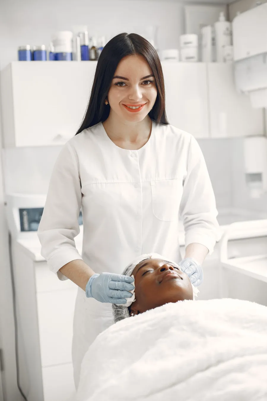 Profissional de harmonização orofacial gerindo a clínica