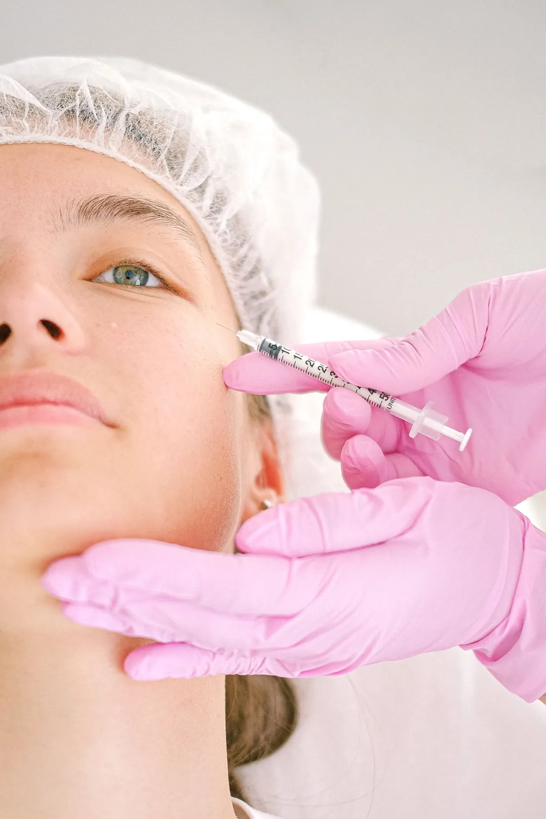 Aplicação de toxina botulínica em clínica de harmonização orofacial