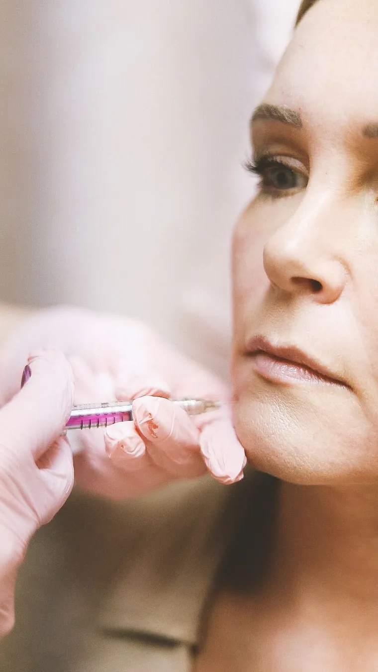 Preenchimento labial em clínica de estética
