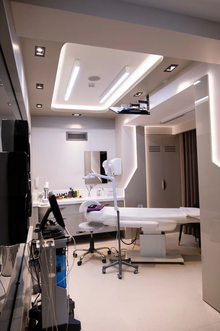 Sala de procedimentos de clínica de estética moderna